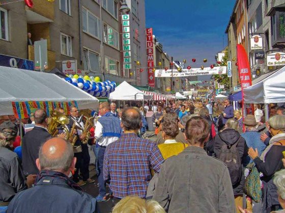 Der "Längste Desch vun Kölle" wird auch 2023 im Severinsviertel gedeckt: Hier die Infos zum großen Straßenfest in der Kölner Südstadt!