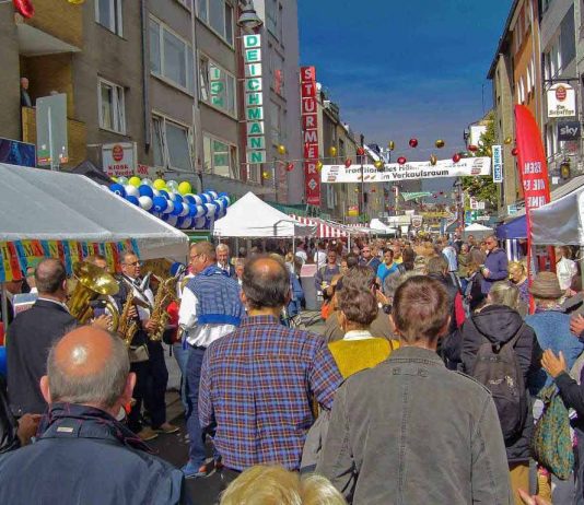 Der "Längste Desch vun Kölle" wird auch 2023 im Severinsviertel gedeckt: Hier die Infos zum großen Straßenfest in der Kölner Südstadt!