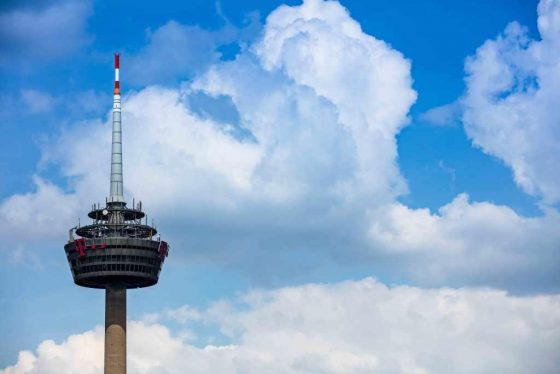 Der Kölner Fernsehturm stellt eine Herausforderung an Fotografen dar. copyright: CityNEWS / Alex Weis