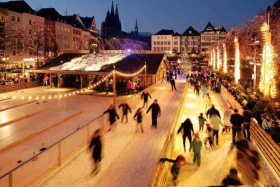 Der strahlende Mittelpunkt des Heumarktes ist die 1.800 Quadratmeter große Eisfläche. copyright: Heinzels Wintermärchen Köln