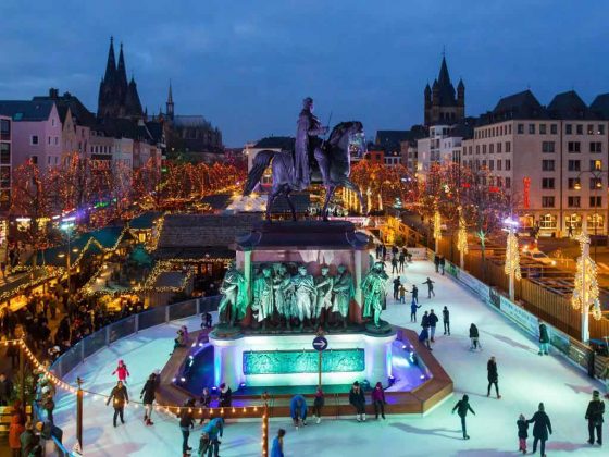 Das Weihnachtsparadies in der Kölner Altstadt präsentiert die wohl schönste Eisbahn Deutschlands unter freiem Himmel mit spektakulärem Programm bis zum 7. Januar 2018 copyright: Heinzel GmbH / Thilo Schmülgen