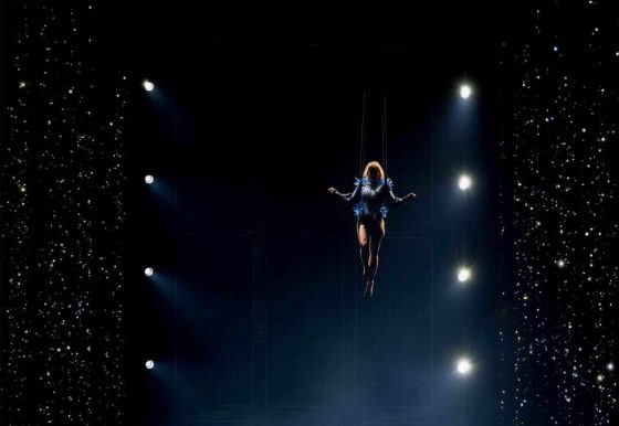Helene Fischer schwebt im knappen blauen Stachelkostüm auf die Bühne. - copyright: CItyNEWS / Alex Weis