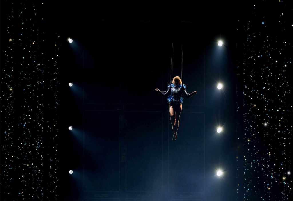 Helene Fischer schwebt im knappen blauen Stachelkostüm auf die Bühne. - copyright: CItyNEWS / Alex Weis