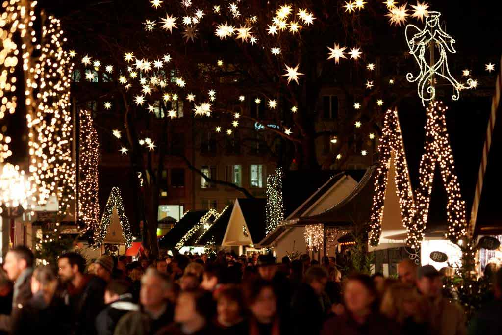 Rund 1.000 Lichtelemente, darunter mehr als 700 Sterne in den Bäumen des Neumarkts, sorgen für ein fantastisches Bild und stimmen auf die Weihnachtszeit ein. copyright: KoelnTourismus GmbH