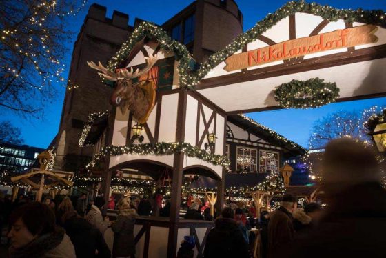 Elch Rudi - ein kölsches Original - begrüßt die Weihnachtsmarkt-Besucher. - copyright: Joachim Rieger