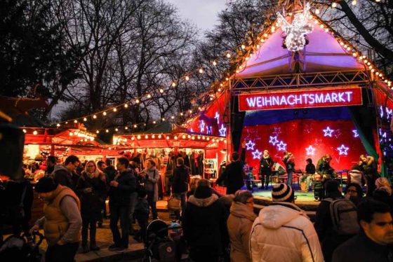Auf dem Weihnachtsmarkt im Kölner Stadtgarten wartet ein Kulturprogramm mit über 30 Veranstaltungen. - copyright: Weihnachtsmarkt am Stadtgarten