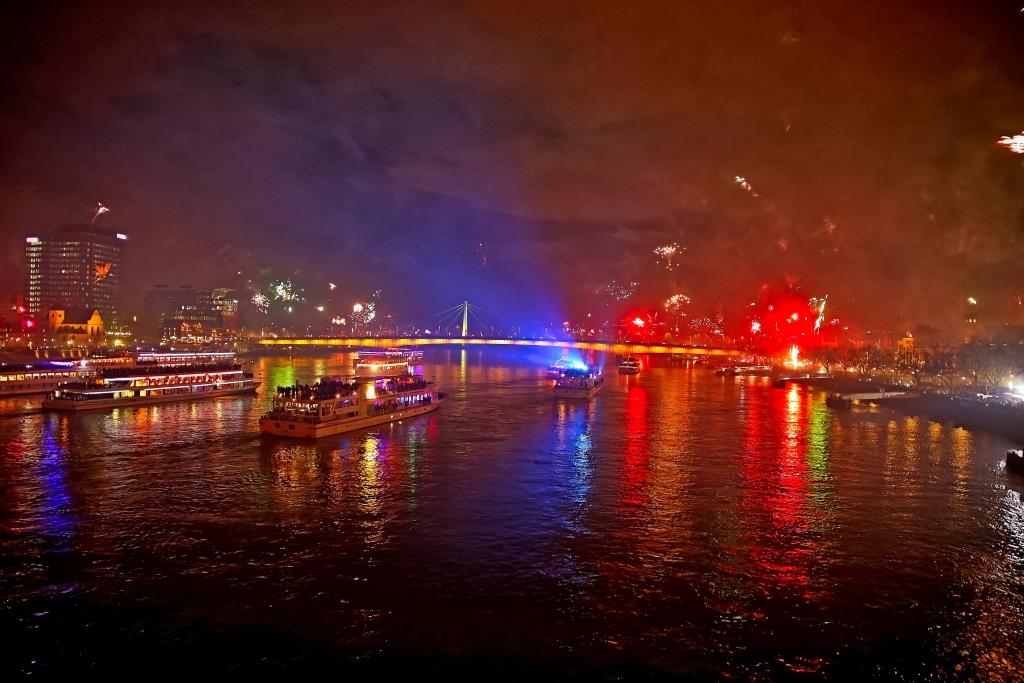 Auch auf dem Rhein lässt es sich ins neue Jahr feiern. copyright: CityNEWS / Thomas Pera