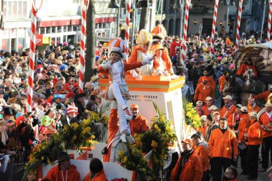 Unzählige Kamelle, Strüßjer und Bützje copyright: Festkomitee Kölner Karneval