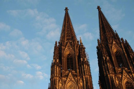 Wer in der Kölner Kathedrale einen Gottesdienst besuchen möchte, benötigt eine Zugangskarte.