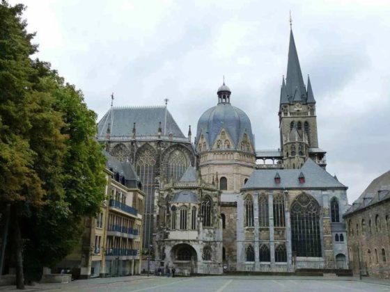 Nicht nur Köln, auch Aachen hat einen architektonisch beeindruckenden Dom zu bieten - und einen geschichtsträchtigen noch dazu: Dutzende Könige wurden dort einst gekrönt. copyright: pixabay.com
