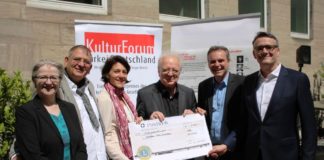1.100 Euro Spende für verfolgte türkische Journalisten bei Benefiz-Talk in Köln copyright: Christian Esser