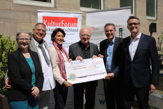 1.100 Euro Spende für verfolgte türkische Journalisten bei Benefiz-Talk in Köln copyright: Christian Esser / DJV