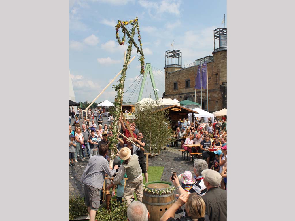 Das Zentrum des Markt- und Festplatzes bildet ab dem ersten Tag natürlich der große Mittsommerbaum. copyright: Mittsommerfest Köln