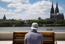 Stadtgeklimper: Theo (19) aus dem Kölner Severinsviertel reist mit seinem Klavier um die Welt copyright: CityNEWS / CityNEWS