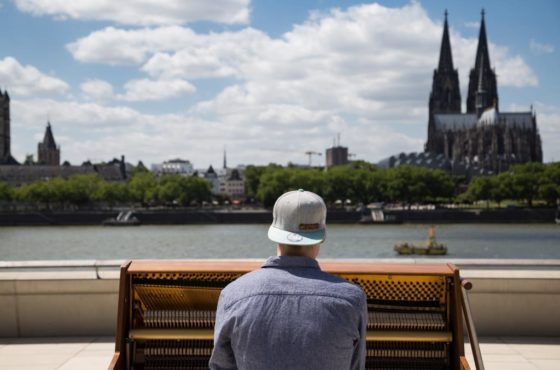 Stadtgeklimper: Theo (19) aus dem Kölner Severinsviertel reist mit seinem Klavier um die Welt copyright: CityNEWS / Alex Weis