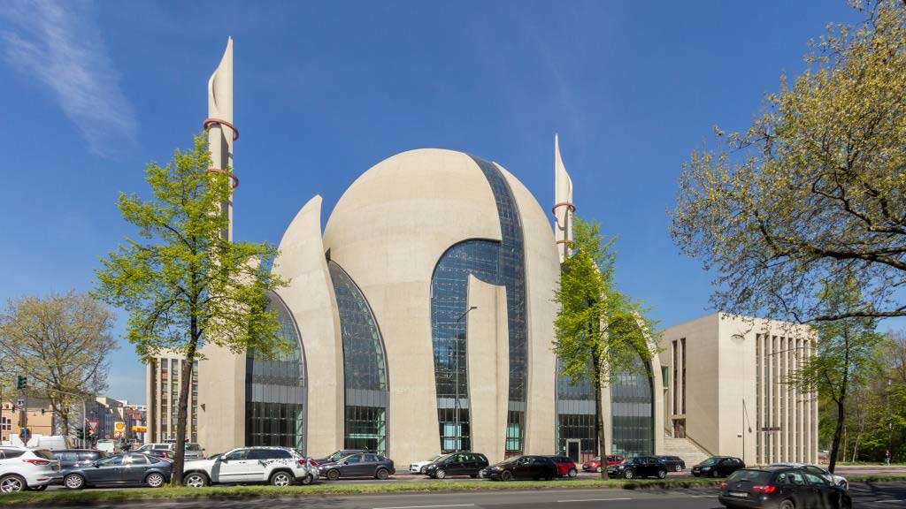 © Raimond Spekking / CC BY-SA 4.0 (via Wikimedia Commons), Die DITIB-Zentral-Moschee in Köln-Ehrenfeld. DITIB-Zentralmoschee Köln - April 2015-7489, CC BY-SA 4.0