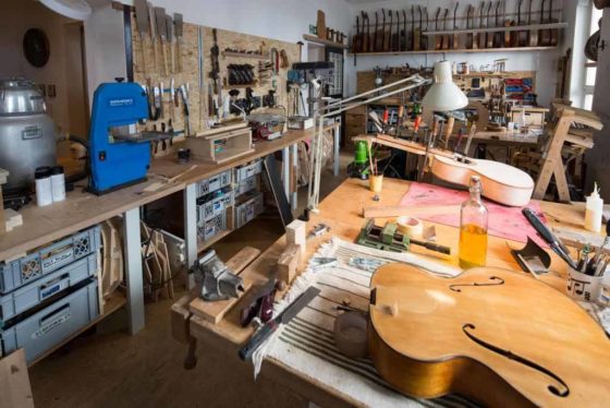 Im Gitarren-Atelier kann man sein Musikinstrument selbst bauen copyright: CityNEWS / Alex Weis