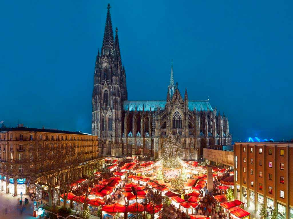 Auch die zahlreichen Weihnachtsmärkte locken die Besucher zuätzlich in die Kölner Innenstadt. copyright: KölnTourismus GmbH / Dieter Jacobi