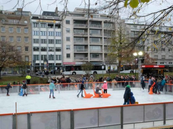 Die Eisbahn auf dem Kölner Ebertplatz: Zwischen Glühwein, Eisstockschießen und Schlittschuhlaufen - copyright: Stadt Köln
