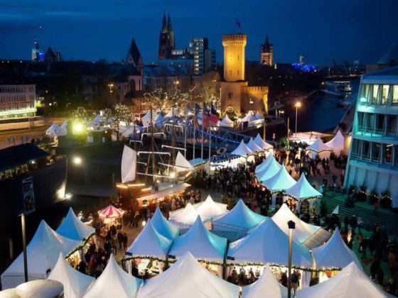 Vor malerischer Kulisse direkt am Rhein wird der Kölner Hafen-Weihnachtsmarkt am Schokoladenmuseum auch in diesem Jahr wieder das weihnachtliche Köln um eine maritime Facette bereichern. copyright: Kölner Hafen-Weihnachtsmarkt