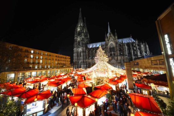 In den Abendstunden zaubern 70.000 LEDs ein Lichterzelt auf Weihnachtsmarkt am Kölner Dom. copyright: www.koelnerweihnachtsmarkt.com