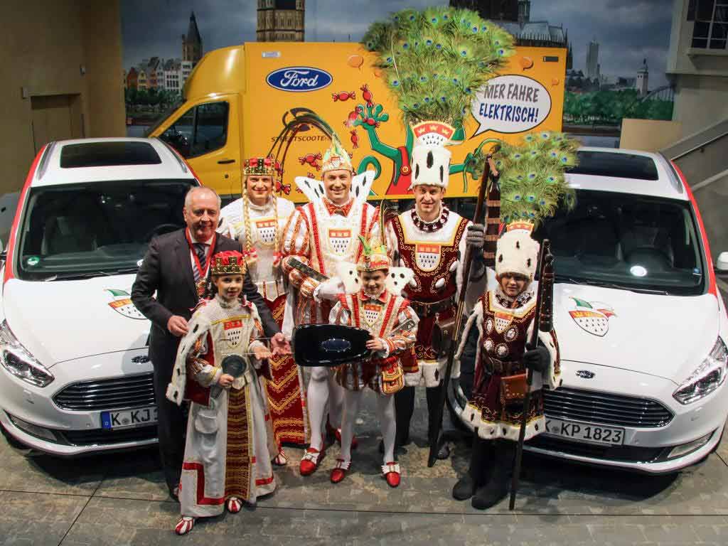 Ford-Werke-Chef Gunnar Herrmann übergibt bei der traditionellen Wagenübergabe Fahrzeuge an das Kölner Dreigestirn. copyright: Ford-Werke GmbH