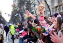 Die Jecken freuen sich auf die bunten Gruppen bei den Schull- und Veedelszöch in Köln. copyright: Festkomitee Kölner Karneval
