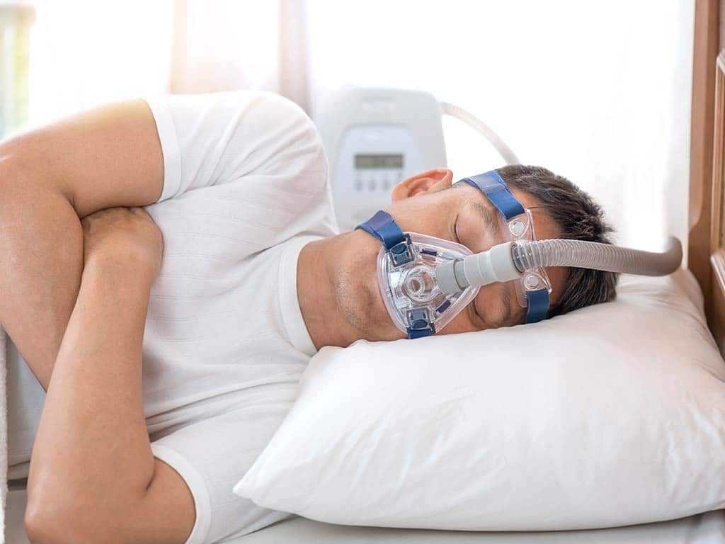 Die häufigste Therapieform bei einer schwergradigen obstruktiven Schlafapnoe ist die CPAP-Therapie. copyright: sbw18 / Shutterstock