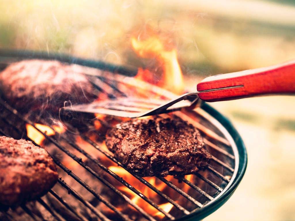 Holz, Kohle oder Gas: Womit grillt es sich am Besten beim BBQ? copyright: Envato / Anna_Om