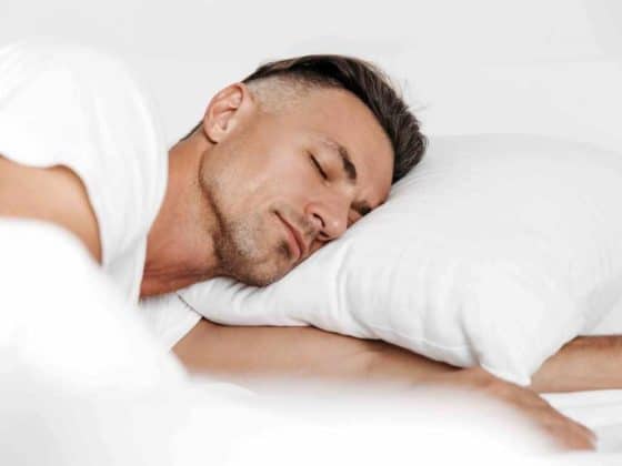Sieben bis acht Stunden Schlaf braucht ein erwachsener Mensch pro Nacht. copyright: Envato / vadymvdrobot