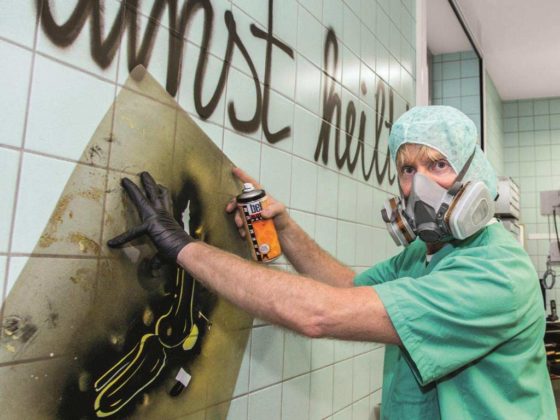 Der Bananensprayer kreierte das weltweit erste OP-Graffiti im Operationssaal des Gemeinschaftskrankenhauses Bonn, anlässlich der dortigen Ausstellung "Medizinischer Block". copyright: Atelier Baumgärtel