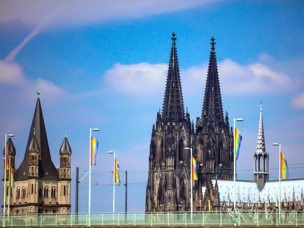 Köln im Zeichen des Regenbogens: Zum ColognePride 2019 wurden rund 250 Fahnen aufgehängt. copyright: CityNEWS