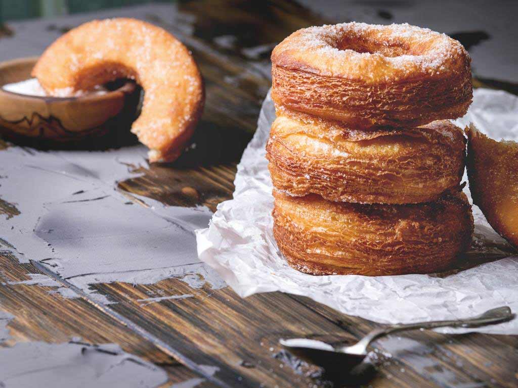 Food-Pairing: Croissant plus Donut ergibt Cronut. copyright: Envato / NatashaBreen