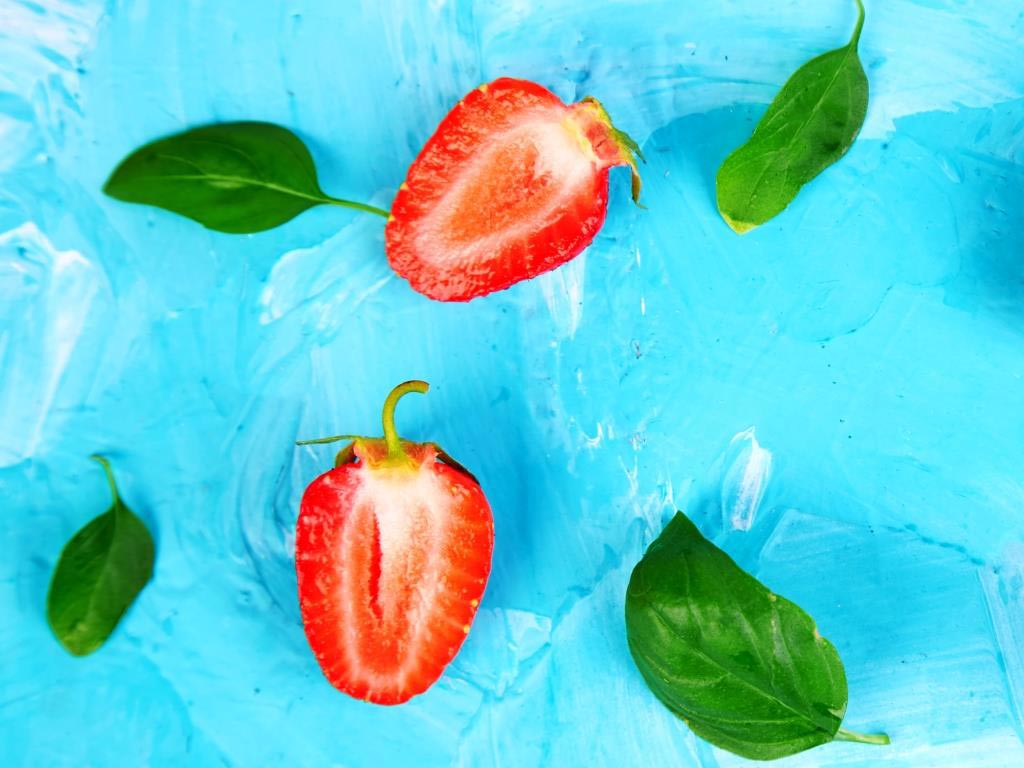 Erdbeeren und Basilikum passt nicht zusammen? Dank Food-Pairing kein Problem! copyright: Envato / bondarillia