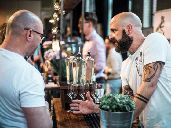 An den Bars können sich Interessierte über die Besonderheiten und die unterschiedlichen Facetten des Wacholderschnaps informieren. copyright: Germany´s unique Gin Festival