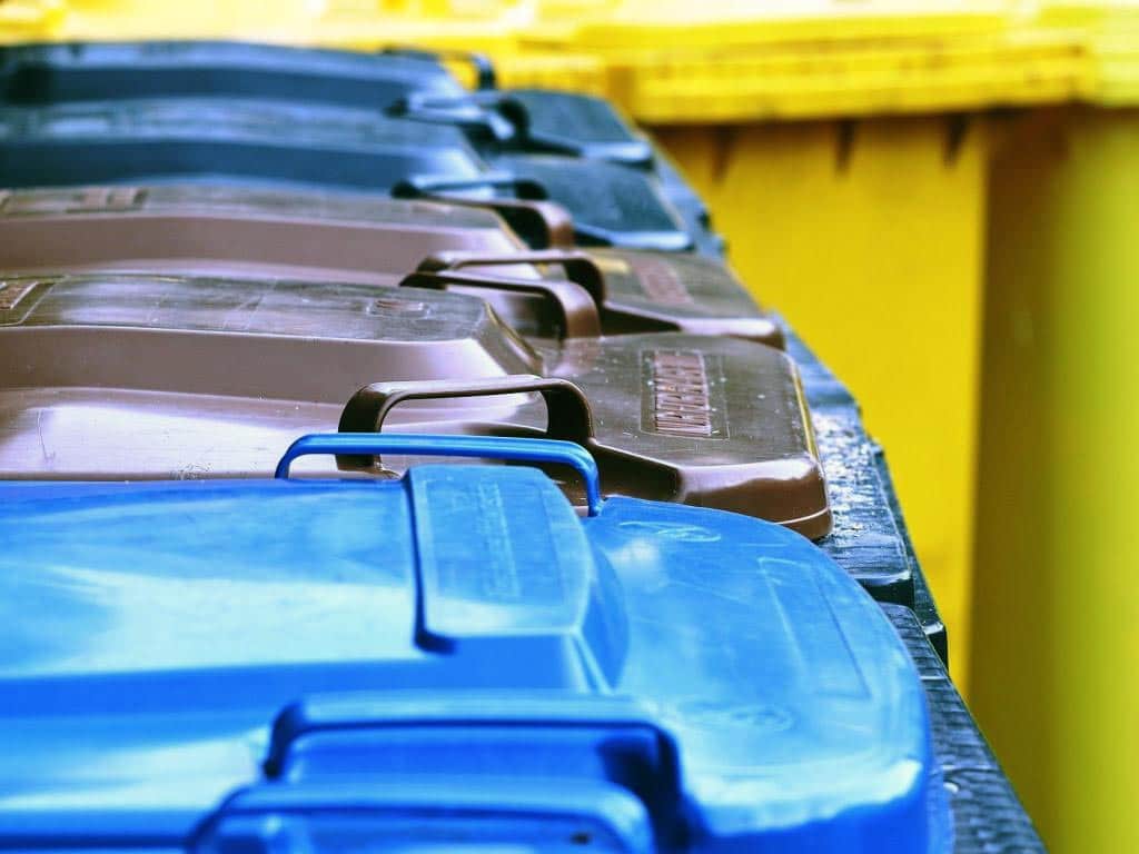 In Köln wird Mülltrennung mit blauen, grauen und gelben Tonnen groß geschrieben. Oft fehlt aber noch die kostenlose braune Bio-Tonne für organische Abfälle. copyright: pixabay.com