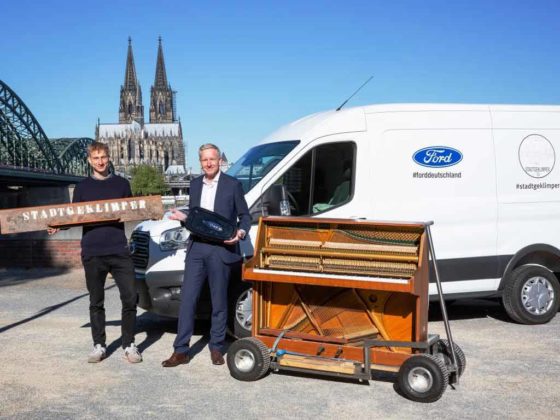 Ford unterstützte" Stadtgeklimper" mit einem Transit Kastenwagen. Hans Jörg Klein, Geschäftsführer Marketing und Verkauf der Ford-Werke GmbH, übergab den Schlüssel. Foto: Ford