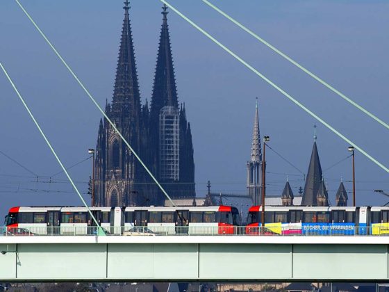 Verkehr zur Weihnachtszeit in Köln: Auf Bus sowie Bahn umsteigen copyright: Christoph Seelbach / Kölner Verkehrs-Betriebe AG