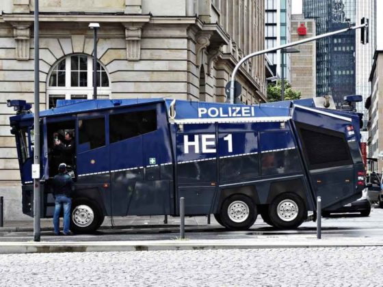 Die Polizei ist auf Randale und Auseinandersetzungen vorbereitet und hat u. a. auch Wasserwerfer in Köln im Einsatz. (Symbolbild) copyright: pixabay.com