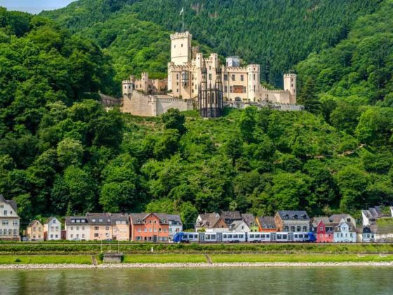 Über 60 imposante Burgen und märchenhafte Schlösser prägen die Landschaft entlang des Rheins des Tals. copyright: Envato / haveseen