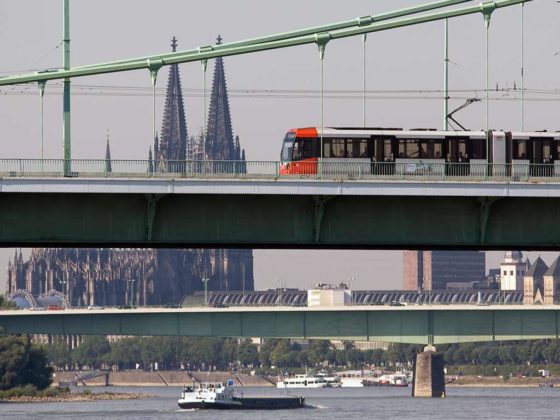 Eine gute Anbindung an den Bus- und Bahnverkehr ist bei der Wohnungssuche in Köln ein wichtiger Faktor. copyright: Christoph Seelbach / Kölner Verkehrs-Betriebe AG