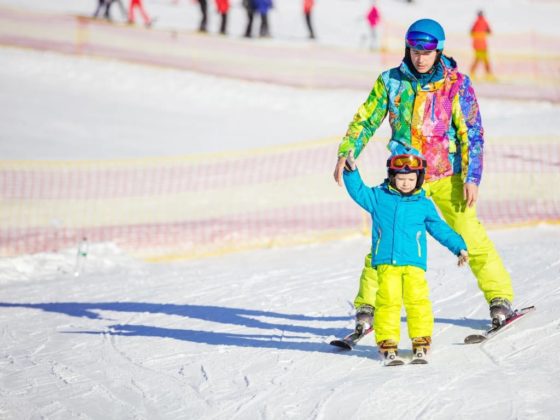 Die Ski-Ausrüstung für den Winterurlaub sollte man möglichst vorab buchen. copyright: Envato / photobac