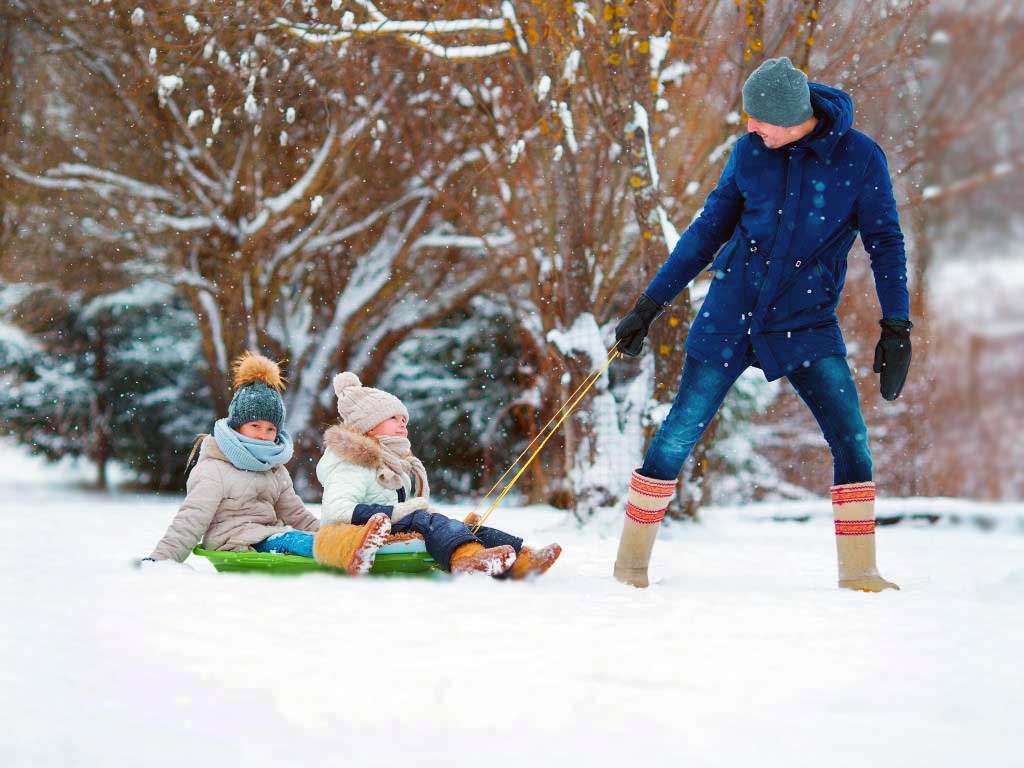 Winterurlaub mit der ganzen Familie: Was ist zu beachten? copyright: Envato / travnikovstudio