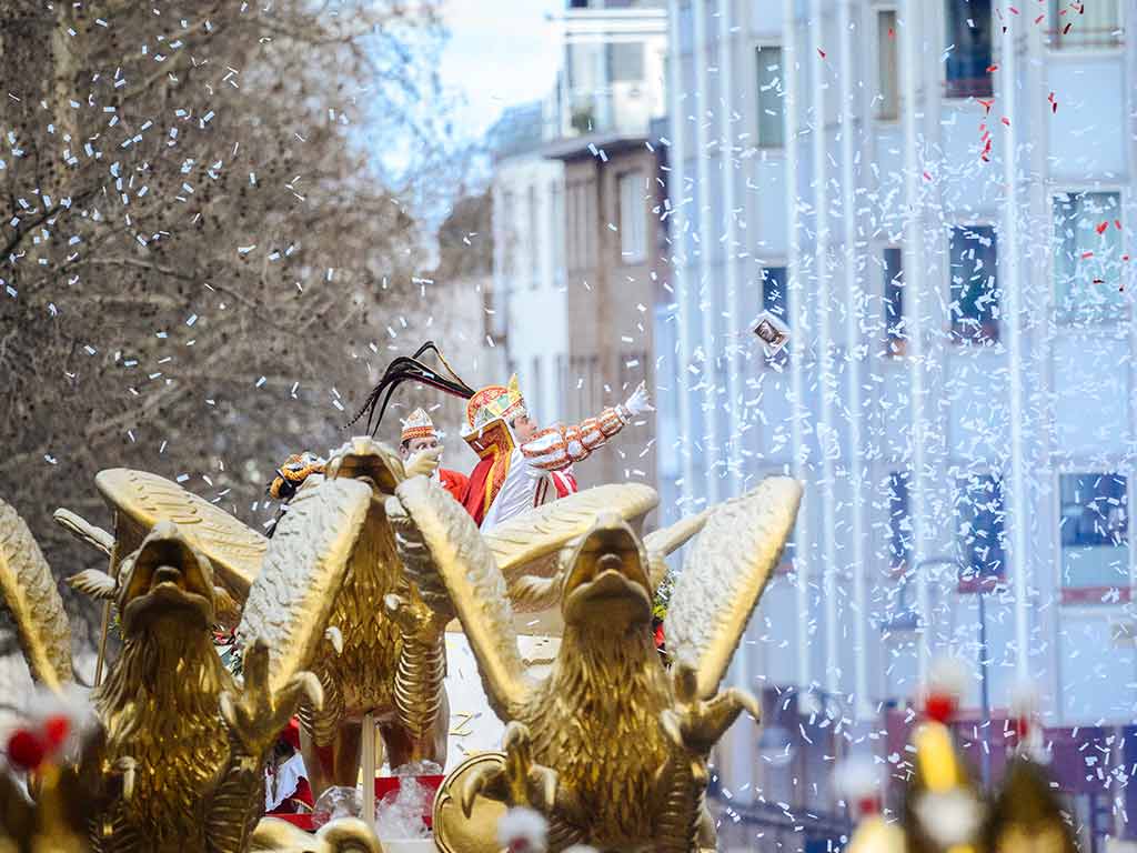 Erst- und einmalig im Kölner Karneval startet der Rosenmontagszug im Jahr 2023, zum 200. Jubiläum, auf der rechtsrheinischen Seite in Deutz.