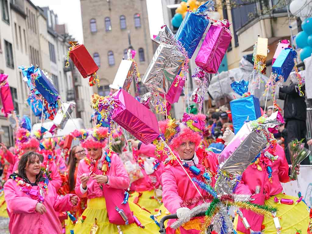ei den Schull- und Veedelszöch ziehen die Schulen, Vereine und Freundesgruppen am Karnevalssonntag durch die Kölner Innenstadt. copyright: WDR / Fulvio Zanettini