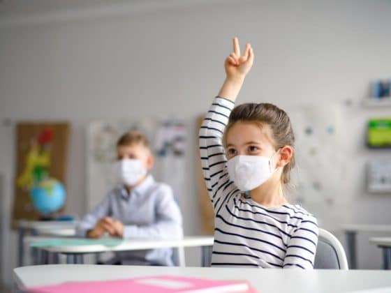 In den Schulen in NRW wird die Schutzmaske zur Pflicht werden. copyright: Envato / halfpoint