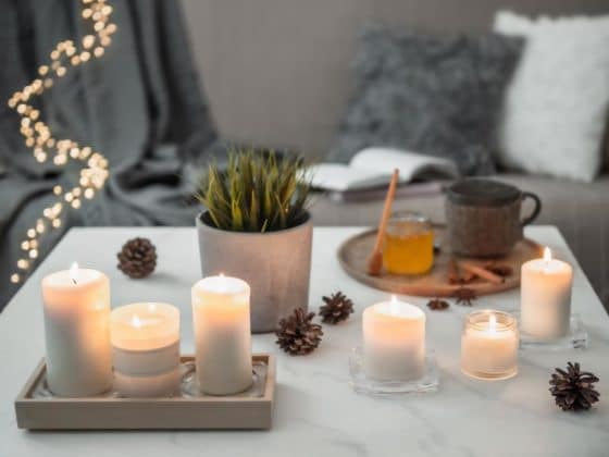 Cozy home, hygge, cosiness concaGemütliches Licht, das dimmbar ist, oder viele, viele Kerzen sorgen für das hyggelige Gefühl. copyright: Envato / Fascia