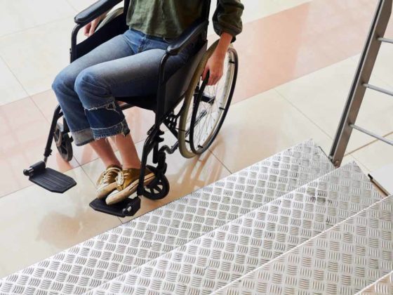 Ein Treppenlift für Rollstuhlfahrer muss besonders hohen Ansprüchen und Qualitätsmerkmalen standhalten. copyright: Envato / AnnaStills