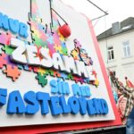 Zugleiter Holger Kirsch präsentierte beim Rosenmontagszug 2020 das kommende Sessionsmotto des Kölner Karnevals: "Nur zesamme sin mer Fastelovend".