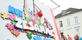 Zugleiter Holger Kirsch präsentierte beim Rosenmontagszug 2020 das kommende Sessionsmotto des Kölner Karnevals: "Nur zesamme sin mer Fastelovend".